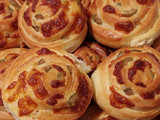 Rolls salados de muzzarella y aceitunas