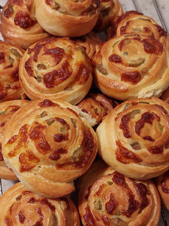 Una foto de Rolls salados de muzzarella y aceitunas