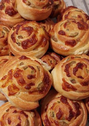 Una foto de Rolls salados de muzzarella y aceitunas