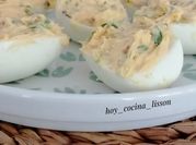 Una foto de huevos rellenos con vegetales