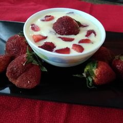 A picture of Strawberry kheer.
