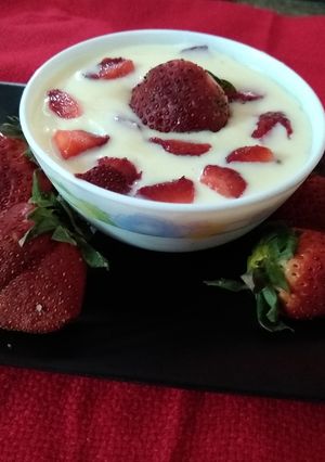 A picture of Strawberry kheer.