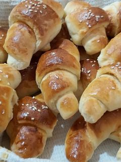 Omlós sajtkrémes, sajttal töltött szezámmagos kiflik 🐷🐷🎊🎉 recept fotója