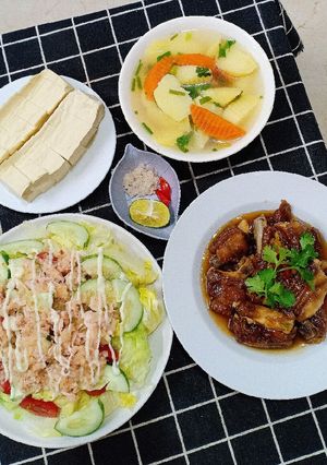 Hình của món Sườn chua ngọt - Salad - Canh củ quả - Đậu luộc.