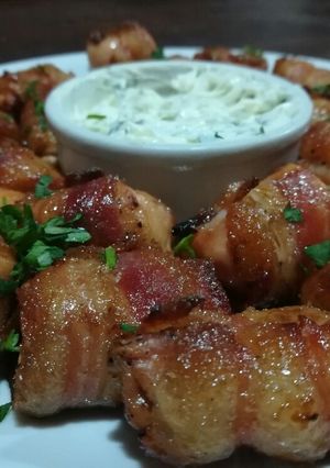 Una foto de Bocaditos de pollo envuelto en panceta caramelizados