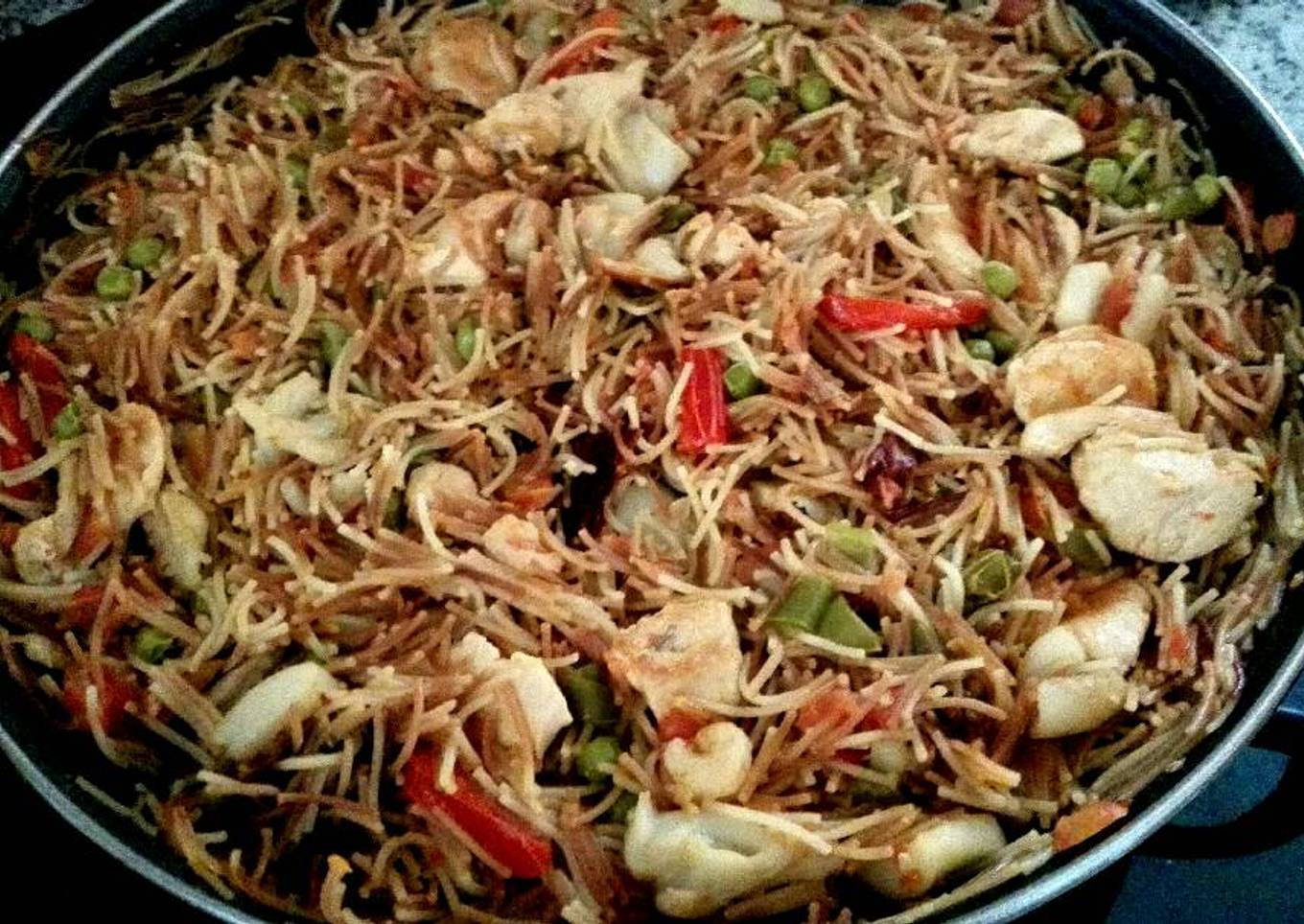 Fideuá con pollo y verduras