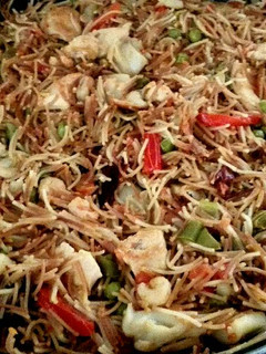 Una foto de Fideuá con pollo y verduras