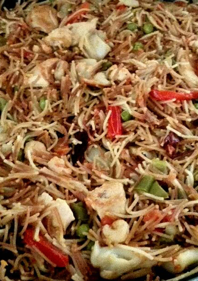 Una foto de Fideuá con pollo y verduras