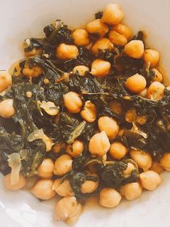 Una foto de Garbanzos con espinacas al curry