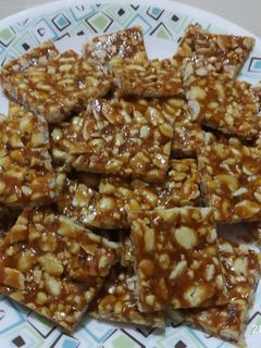 સીંગદાણાની ચીકી(Peanut chikki recipe in Gujarati) રેસીપી મુખ્ય ફોટો