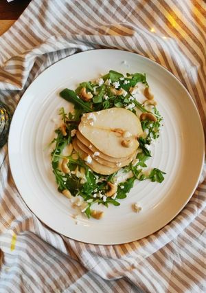 Une photo de Salade poire roquette