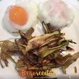 Huevos escalfados con chips de alcachofas