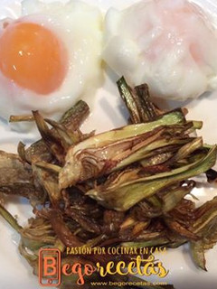 Una foto de Huevos escalfados con chips de alcachofas
