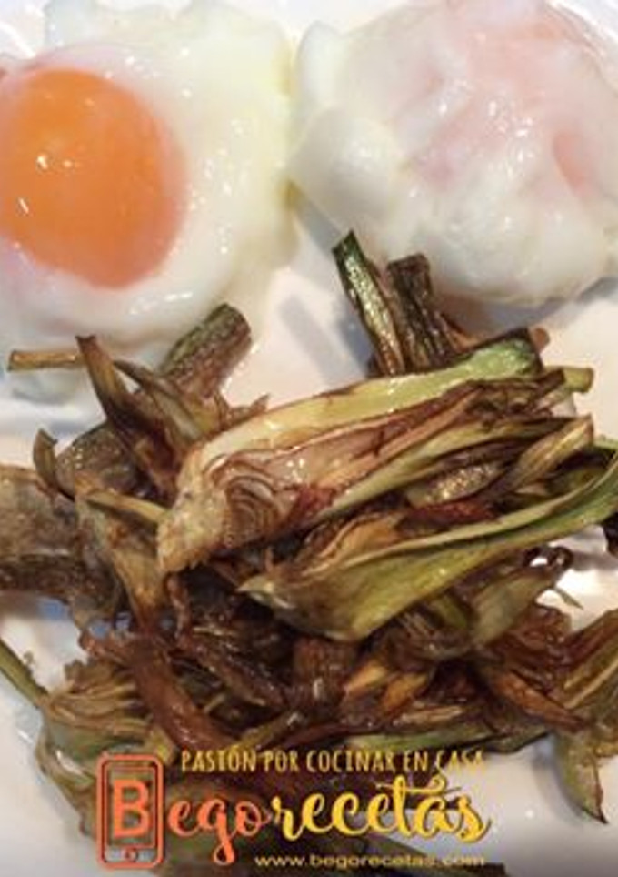 Una foto de Huevos escalfados con chips de alcachofas