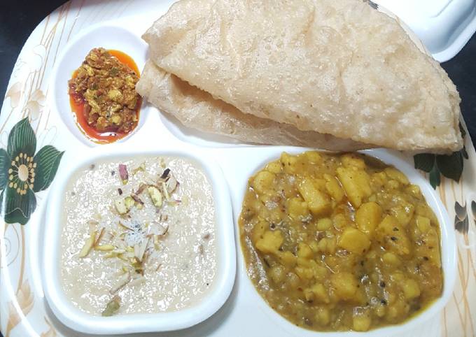 Soft Puri with Aloo ki bhujiya, Kheer & achar