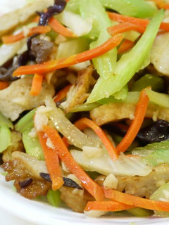 西芹炒甜不辣 的食譜成品照片