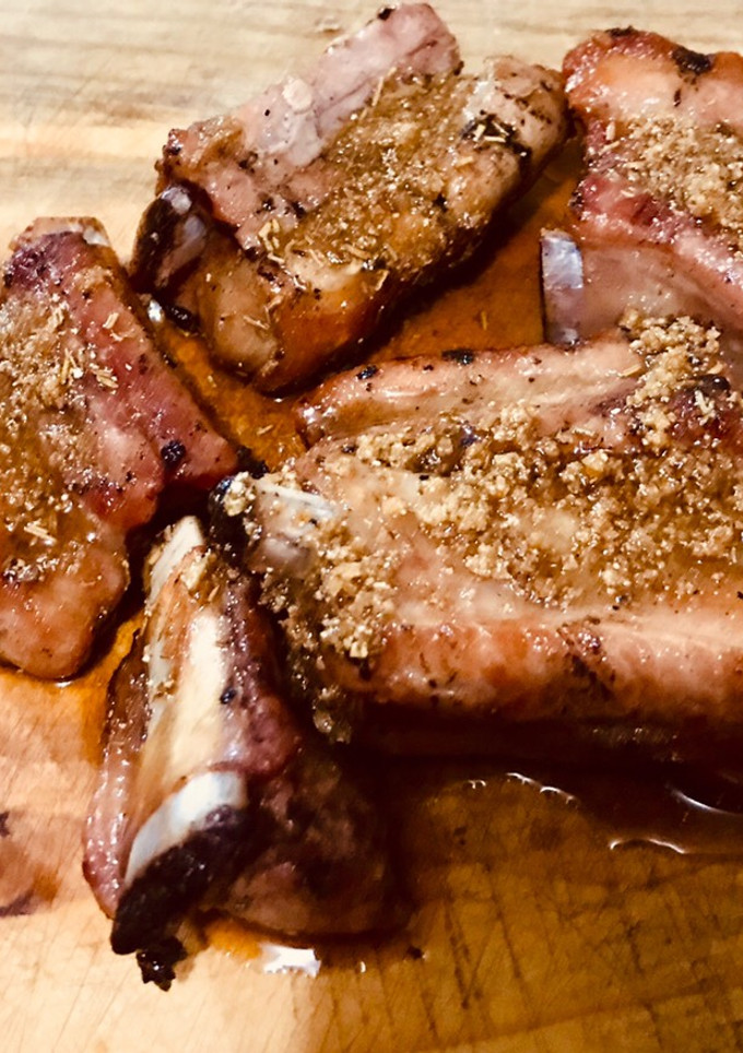 Una foto de Costillas en mantequilla de ajo y romero