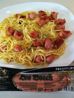 Una foto de Espagueti picante con frankfurt