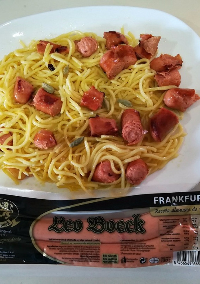 Una foto de Espagueti  picante con frankfurt