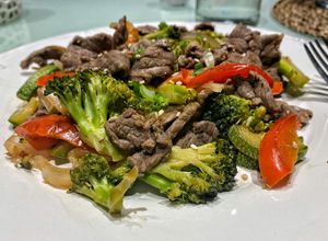 Una foto de Lomo salteado con vegetales estilo asiático