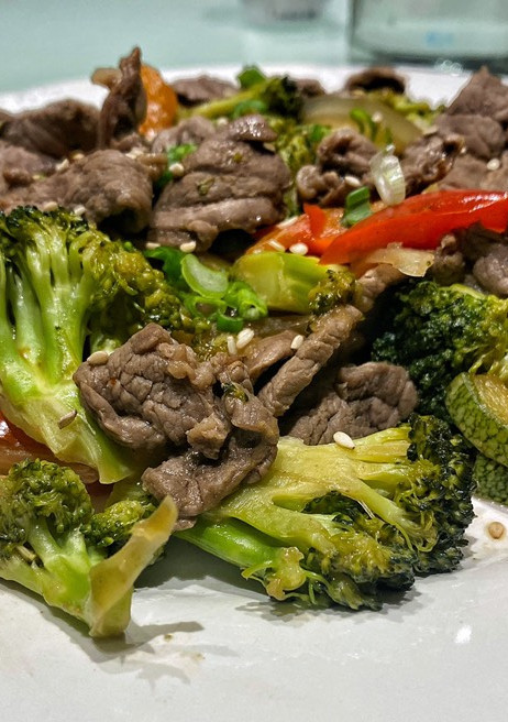 Una foto de Lomo salteado con vegetales estilo asiático