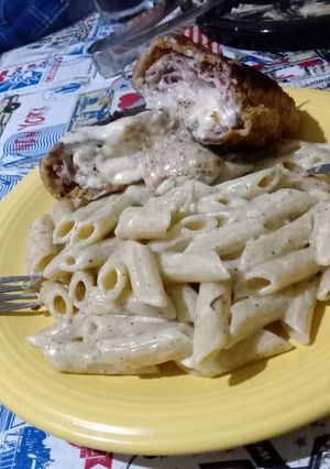 Una foto de Milanesa rellena con fideos a la crema