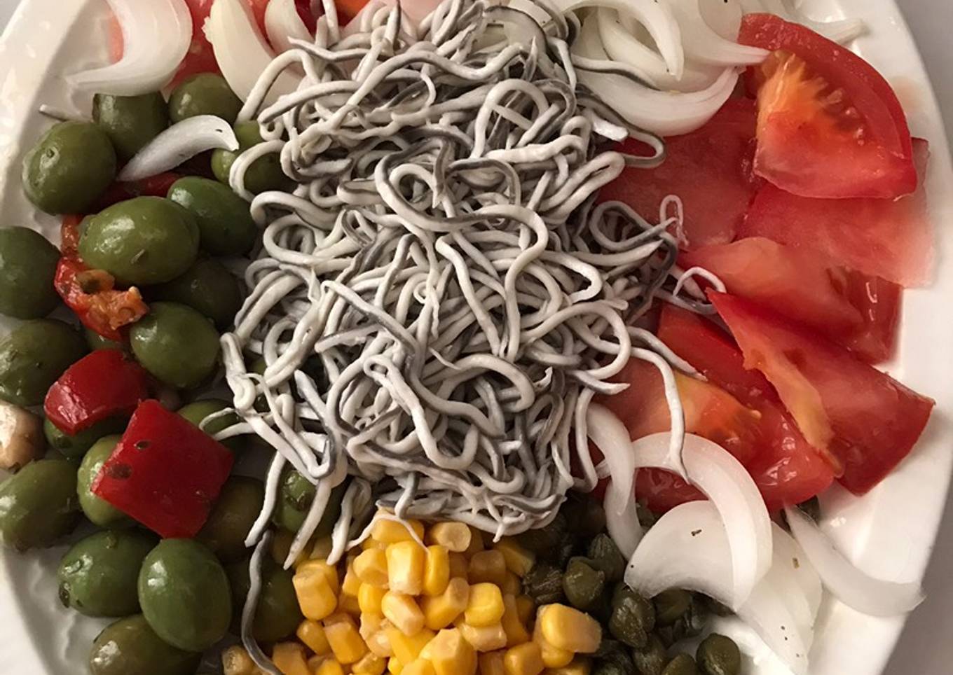 Ensalada colorida para currantes (3) con anguriñas de surimi