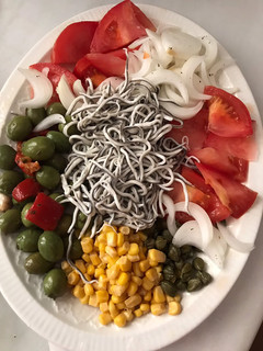 Una foto de Ensalada colorida para currantes (3) con anguriñas de surimi