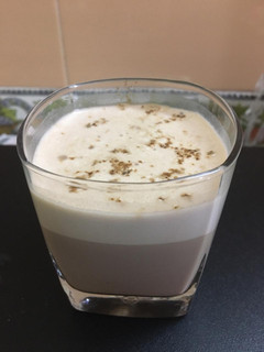 ચોકલેટ મિલ્ક શેક(Chocolate shake recipe in gujarati) રેસીપી મુખ્ય ફોટો