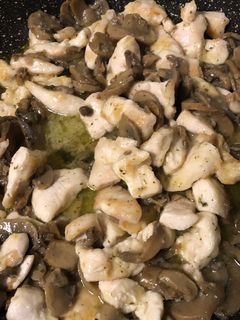 Foto di Straccetti di pollo con funghi trifolati