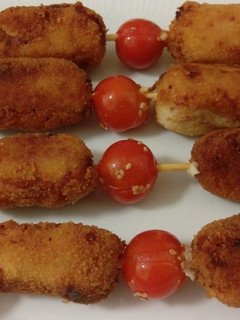 Una foto de Croquetas de jamón y tomatitos asados con sésamo