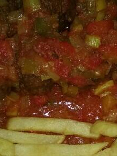 Una foto de Albóndigas con enfritada y patatas fritas