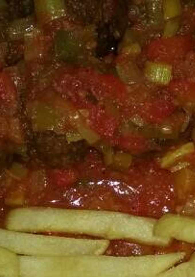 Una foto de Albóndigas con enfritada y patatas fritas