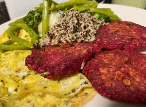 Una foto de Hamburguesas saludables de remolacha y lenteja. Apto para ovo-vegetarian 🌱❤️