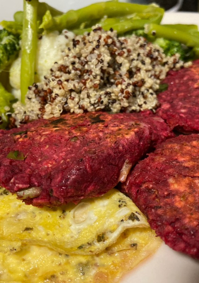Una foto de Hamburguesas saludables de remolacha y lenteja. Apto para ovo-vegetarian 🌱❤️