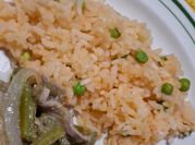 Una foto de arroz rojo con chicharos