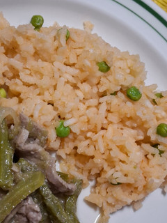 Una foto de Arroz rojo con chícharos