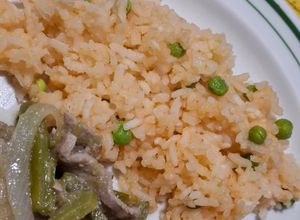 Una foto de Arroz rojo con chícharos