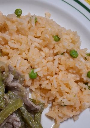 Una foto de Arroz rojo con chícharos