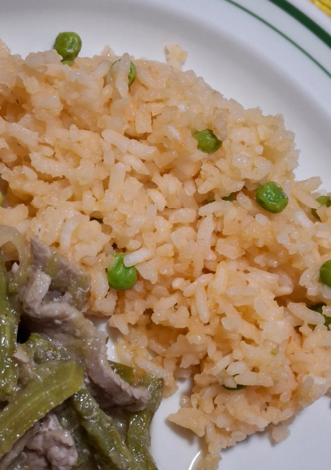 Una foto de Arroz rojo con chícharos
