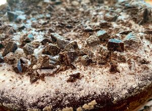 Una foto de TORTA DE 🍌BANANA🍌 CON CACAO Y TROZOS DE 🍫CHOCOLATE 🍫