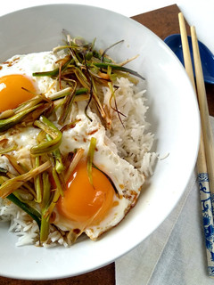 Una foto de Huevos fritos con ajetes y salsa de soja {receta exprés china}🍳
