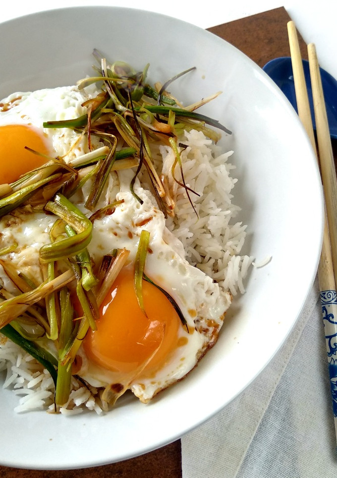 Una foto de Huevos fritos con ajetes y salsa de soja {receta exprés china}🍳