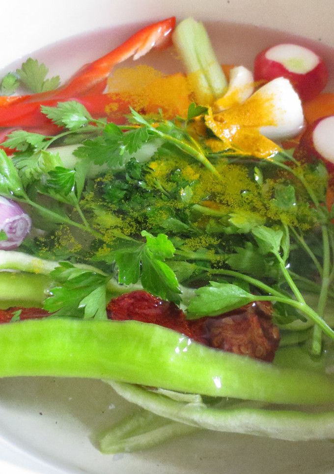 Una foto de Caldo casero de verduras con Agua de Mar