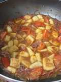 Nhoque de batata frito com carne desfiada