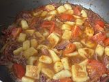 Nhoque de batata frito com carne desfiada