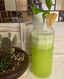 Agua de piña con apio y chía