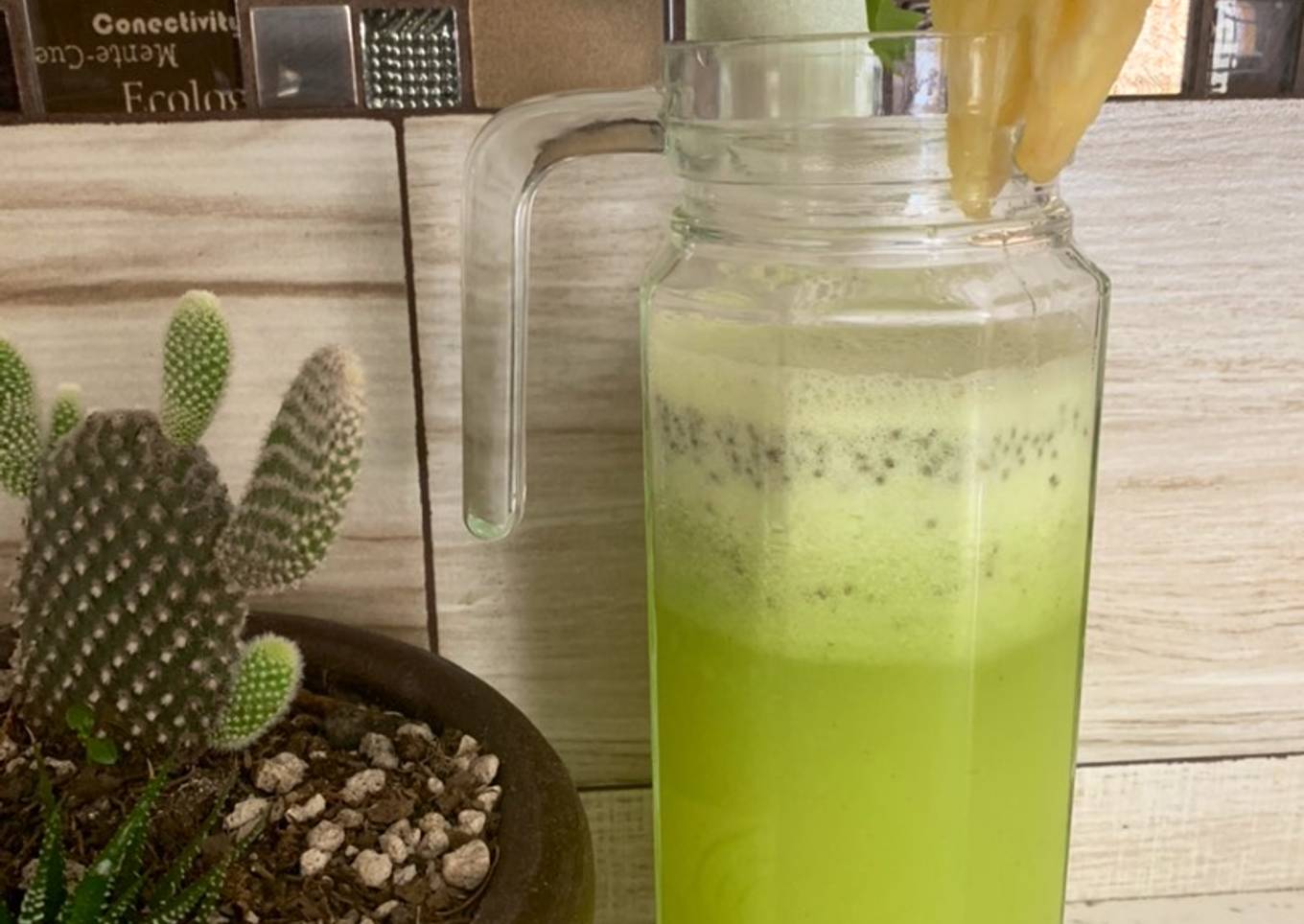 Agua de piña con apio y chía