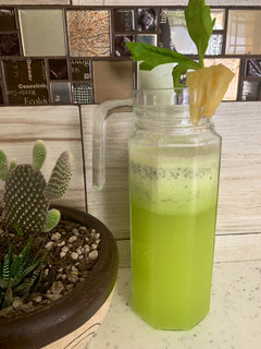 Una foto de Agua de piña con apio y chía