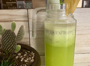 Una foto de Agua de piña con apio y chía